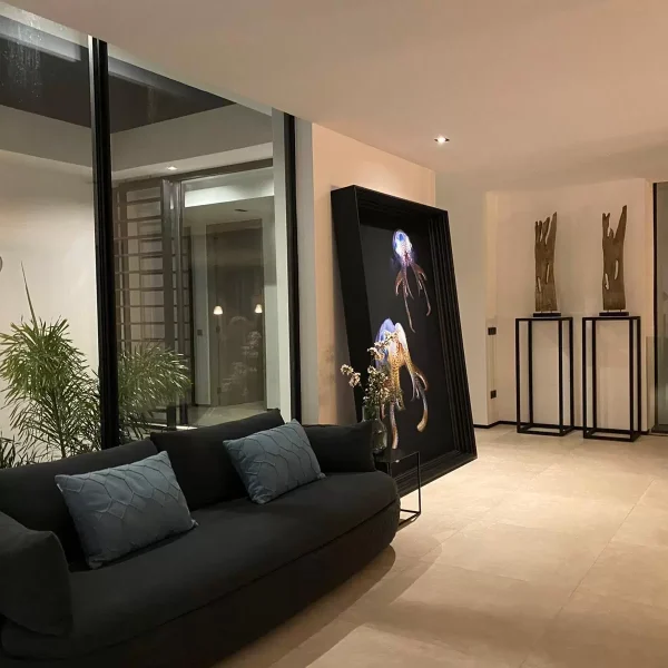 Woonkamer met een open design grote ramen en trimless inbouwspots 