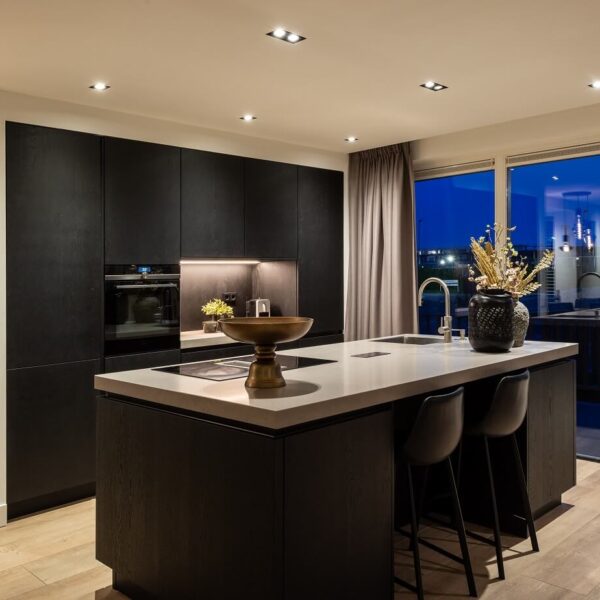 Moderne keuken met trimless inbouwspots en uitzicht