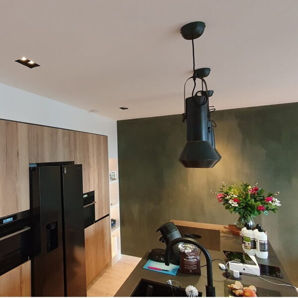 houten keuken met handlampen en trimless inbouwspots