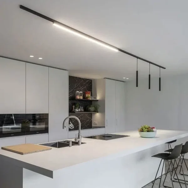 Moderne keuken met opbouw railverlichting en trimless inbouwspots